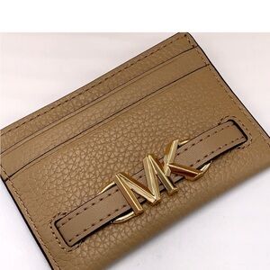 MICHAEL KORS
Reed Large Pebbled Leather Card Holder
Case Wallet
COLOR: CAMEL
NWT